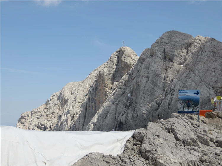 Alpská krajina s horami a loukami v létě u Dachsteinu | Ledovec Dachstein - pohodová letní turistika