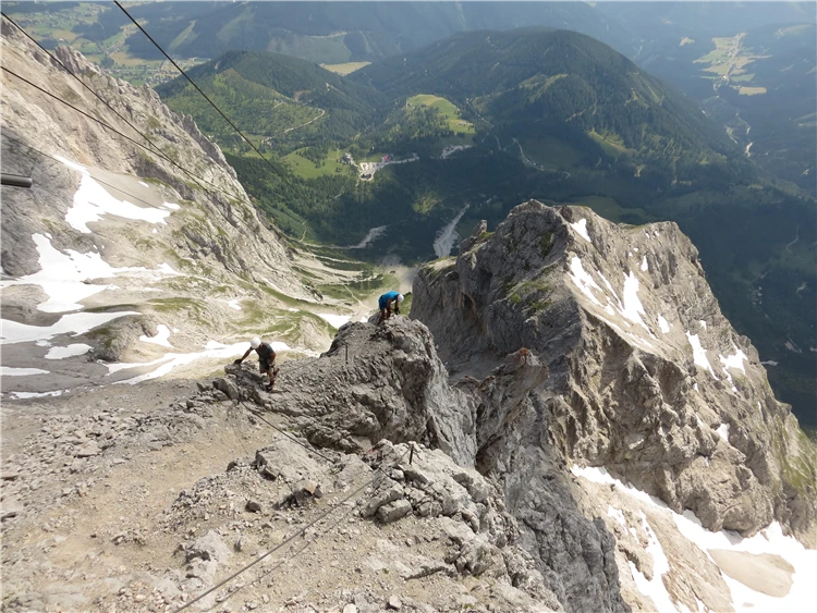 Turisté na alpské stezce v oblasti Dachsteinu v létě | Ledovec Dachstein - pohodová letní turistika