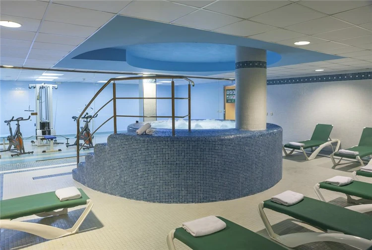 Fitness centrum s jacuzzi v hotelu Dwo Sirius | Santa Susanna / Hotel Dwo Sirius