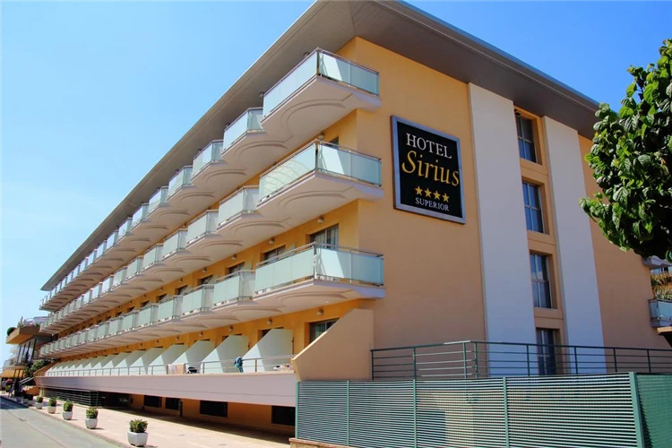 Pohled na hotel Dwo Sirius v Santa Susanně | Santa Susanna / Hotel Dwo Sirius