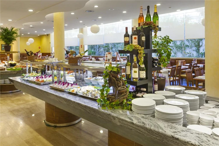 Bufetový stůl s jídlem v hotelu Dwo Sirius | Santa Susanna / Hotel Dwo Sirius