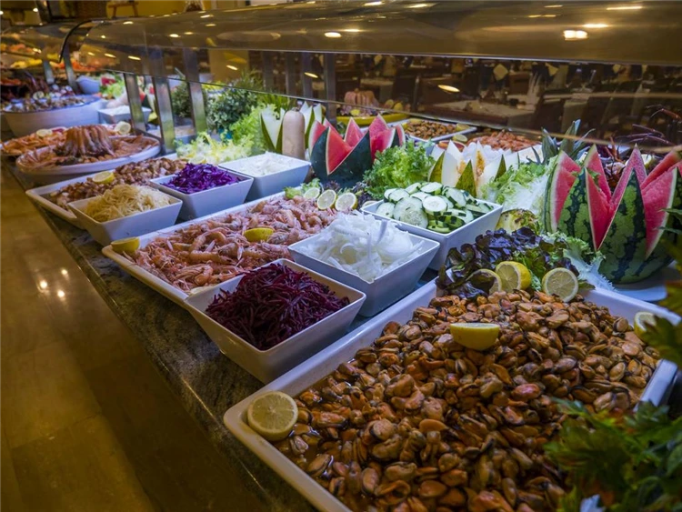 Bohatý bufet v restauraci hotelu Dwo Sirius | Santa Susanna / Hotel Dwo Sirius