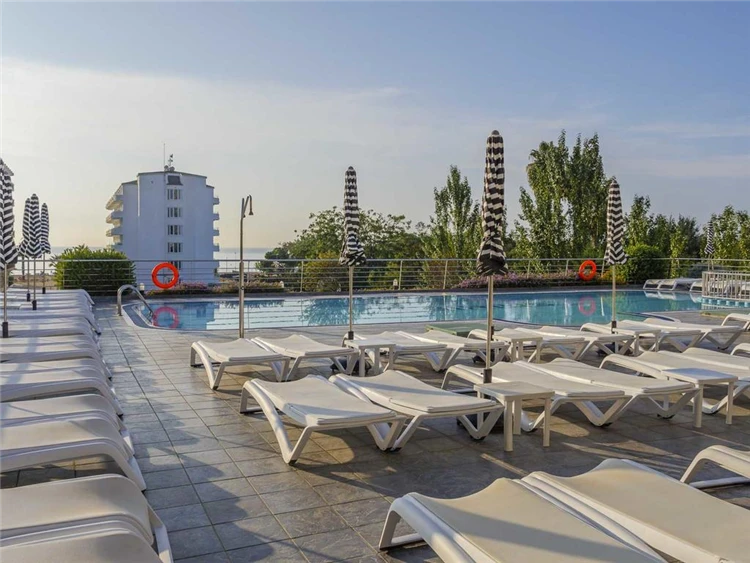 Bazén s lehátky u hotelu Dwo Sirius | Santa Susanna / Hotel Dwo Sirius
