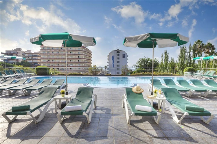 Relaxační zóna u bazénu hotelu Dwo Sirius | Santa Susanna / Hotel Dwo Sirius