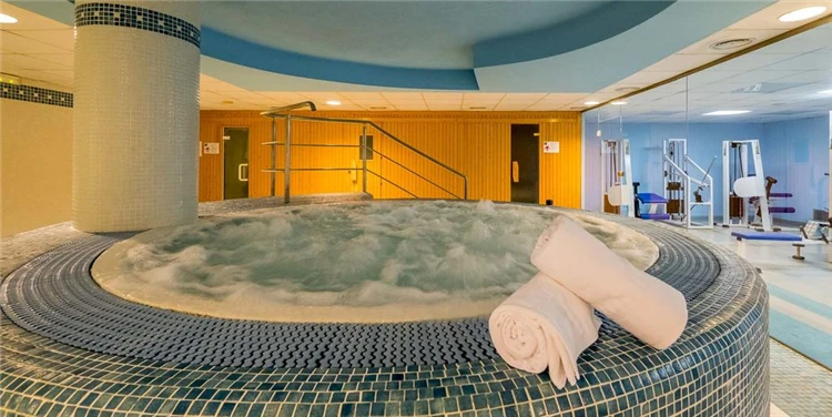 Jacuzzi v hotelu Dwo Sirius v Santa Susanně | Santa Susanna / Hotel Dwo Sirius