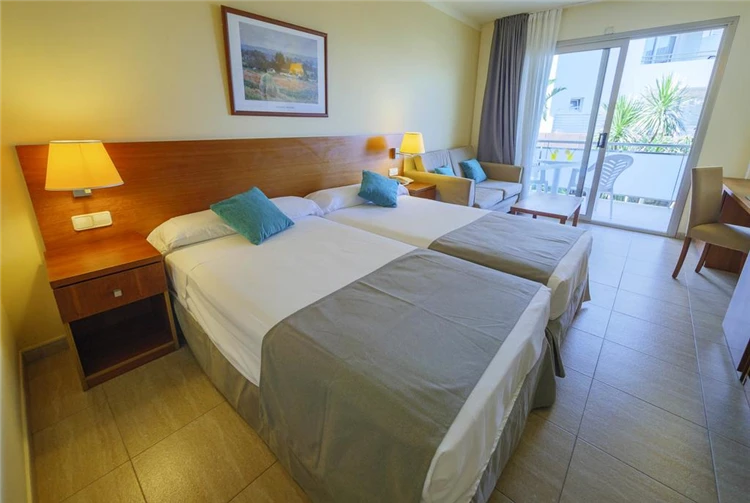 Pokoj s lůžky v hotelu Dwo Sirius | Santa Susanna / Hotel Dwo Sirius