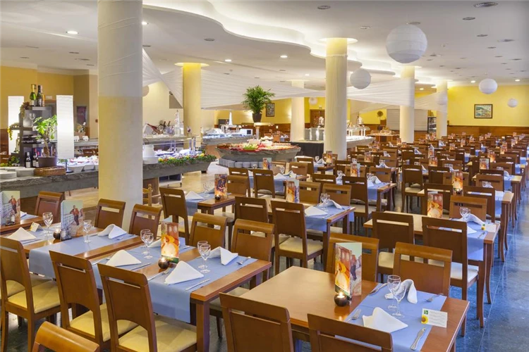 Restaurace hotelu Dwo Sirius připravená k večeři | Santa Susanna / Hotel Dwo Sirius