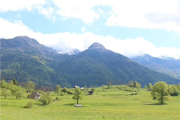 Turisté kráčejí po horské stezce ve Slovinsku | Slovinsko křížem krážem