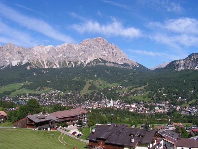 Cortina d'Ampezzo obklopená dolomitskými vrcholy | Dolomity a jižní Tyrolsko - dobrodružství v srdci přírody