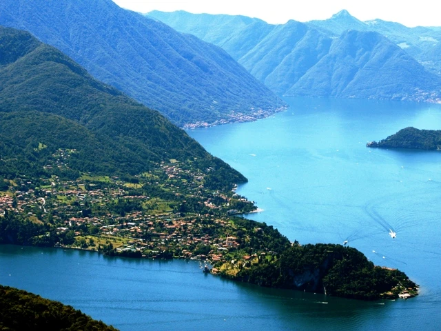 Bellagio u jezera Como – panorama s horami v pozadí | Za jarní krásou alpských jezer