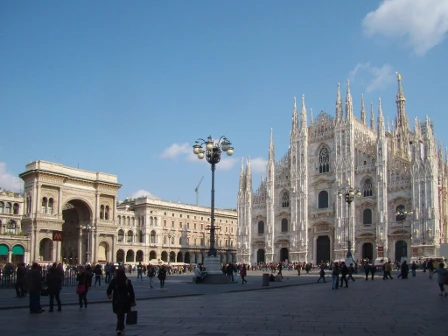 Milánské náměstí Piazza del Duomo s katedrálou | Za jarní krásou alpských jezer