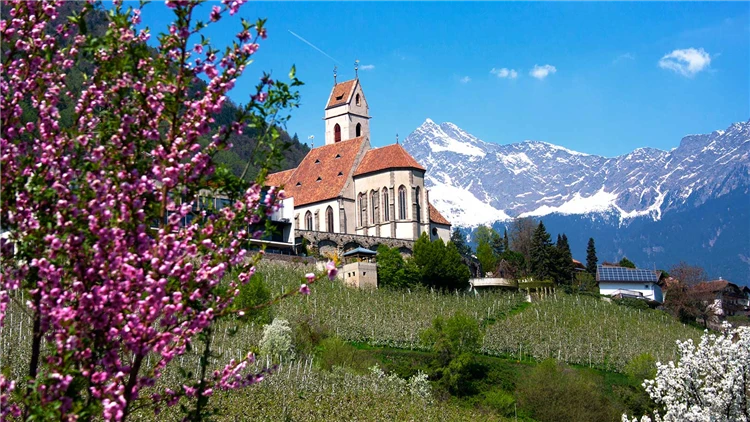 Kostel ve vesnici Marling v Jižním Tyrolsku | Dolomity a jižní Tyrolsko - dobrodružství v srdci přírody