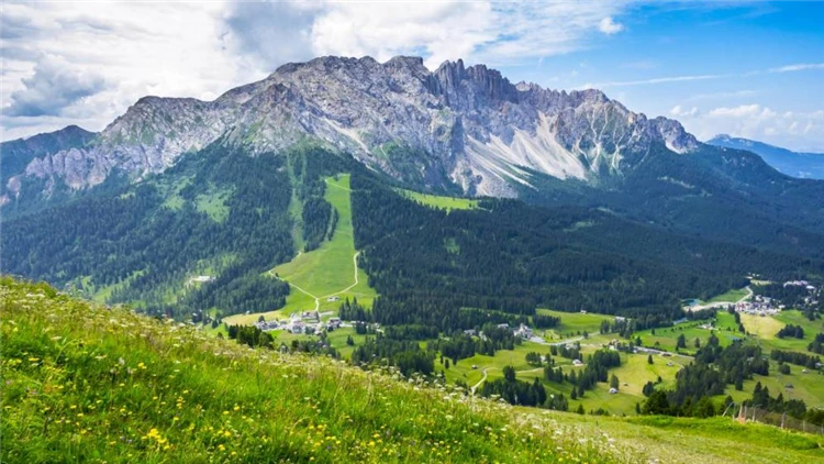 Skupina Latemar v Dolomitech obklopená jehličnatými lesy | Dolomity a jižní Tyrolsko - dobrodružství v srdci přírody