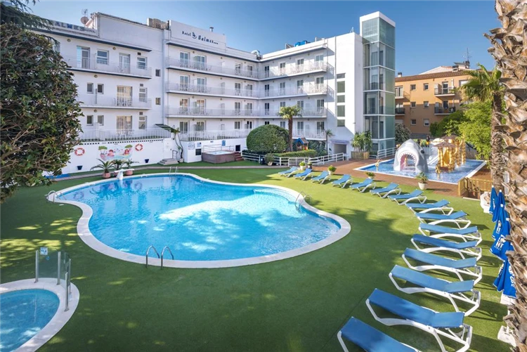 Pohled na hotel GHT Balmes v Calelle | Calella / Hotel GHT Balmes