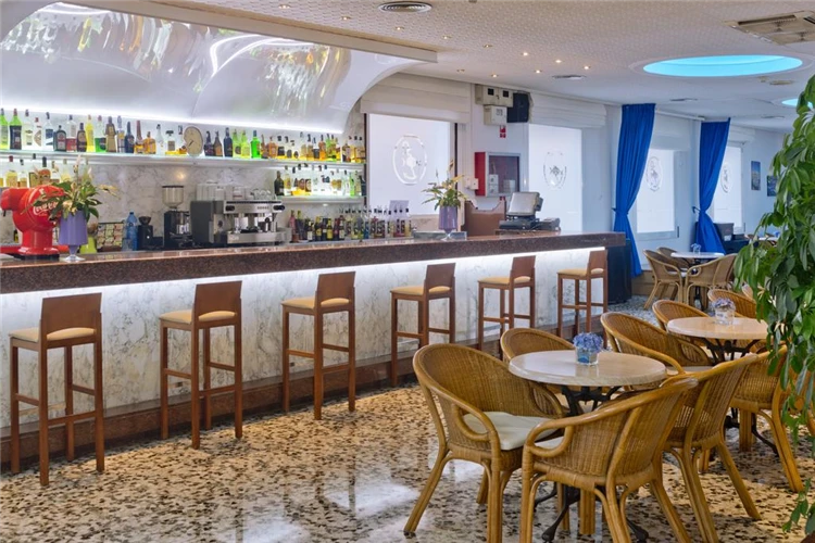 Bar hotelu GHT Balmes s příjemnou atmosférou | Calella / Hotel GHT Balmes