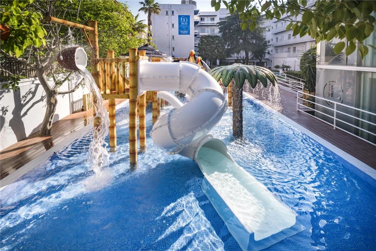 Bazén hotelu GHT Balmes se slunečníky | Calella / Hotel GHT Balmes