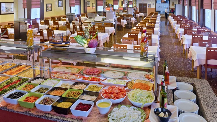 Restaurace hotelu GHT Balmes připravená k večeři | Calella / Hotel GHT Balmes