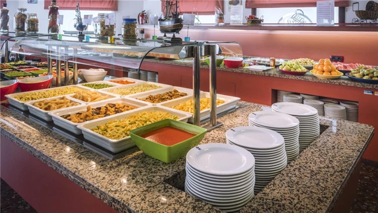 Bufet hotelu GHT Balmes s výběrem jídel | Calella / Hotel GHT Balmes