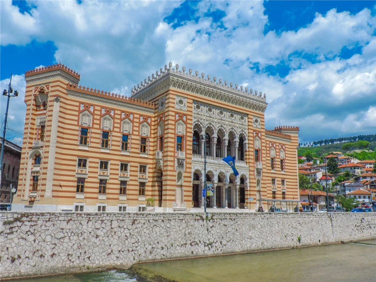 Sarajevská radnice – historická budova městské knihovny | Mystická Bosna – za tajemstvím pyramid