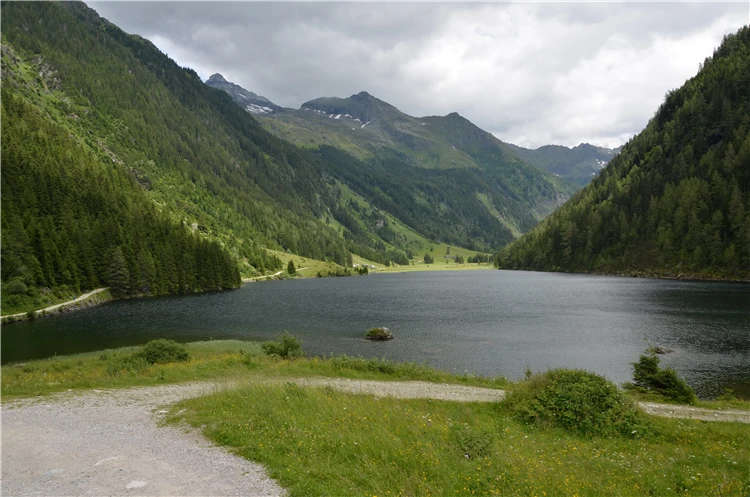 Soutěska Untertal s horskou řekou a zelenými břehy | Ledovec Dachstein - pohodová letní turistika