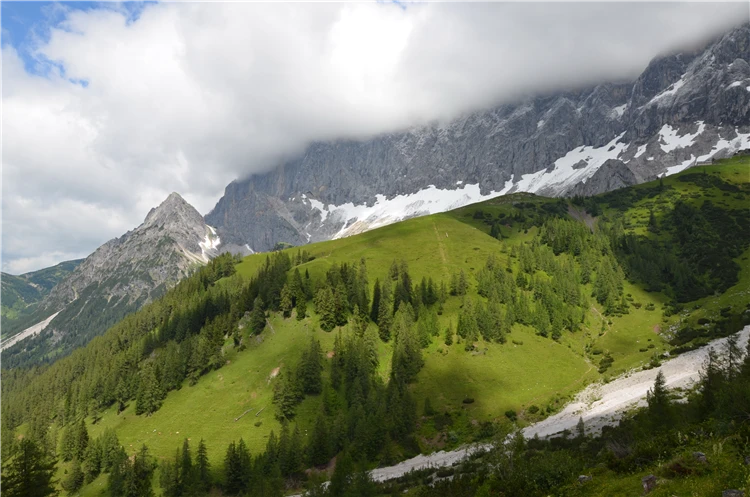 Dachstein – pohled na skalní masiv v létě | Ledovec Dachstein - pohodová letní turistika
