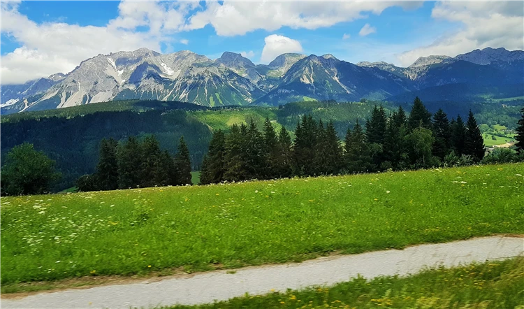 Výhled na Alpy při přejezdu z Dachsteinu na Riesachwasserfall | Ledovec Dachstein - pohodová letní turistika