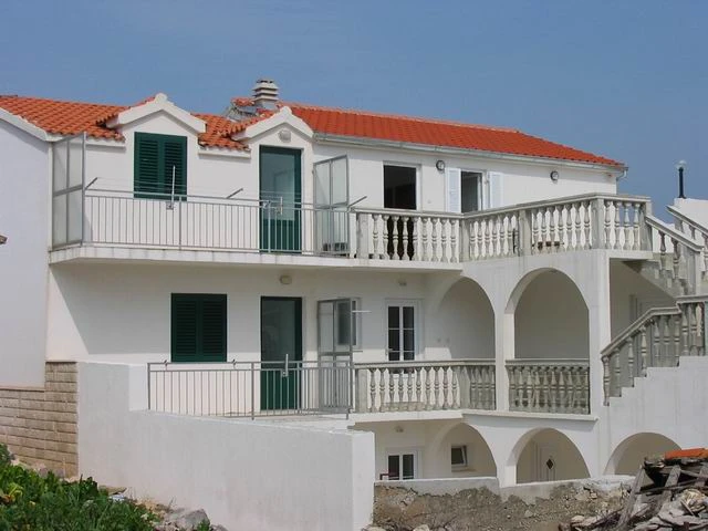 Exteriér apartmánového domu Prgin v Primoštenu | Primošten / Apartmánový dům Prgin