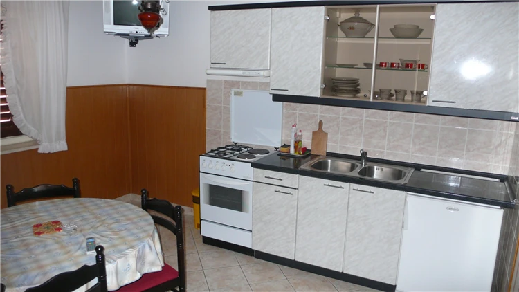Kuchyňský kout v apartmánu Huljev v Prim?štenu | Primošten / Apartmánový dům Huljev