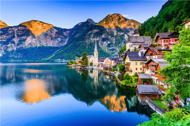 Historické centrum Hallstattu s barevnými domy u jezera | Ledovec Dachstein - pohodová letní turistika