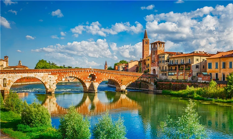 Pohled na historické centrum Verony s typickou italskou architekturou | Benátky, Verona, Florencie a Lago di Garda