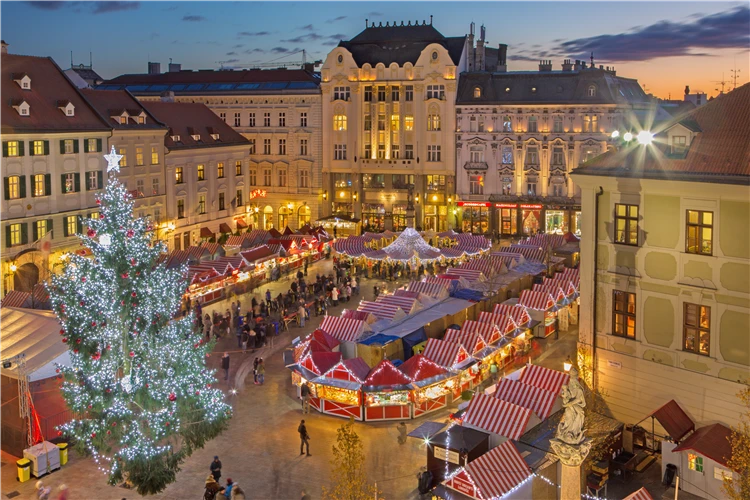 Vánoční trhy v centru Bratislavy s ozdobeným stromem | Předvánoční Bratislava