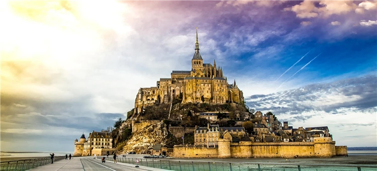 Mont-Saint-Michel při odlivu s odrazem ve vodě | Tajuplná Bretaň a drsná krása Normandie