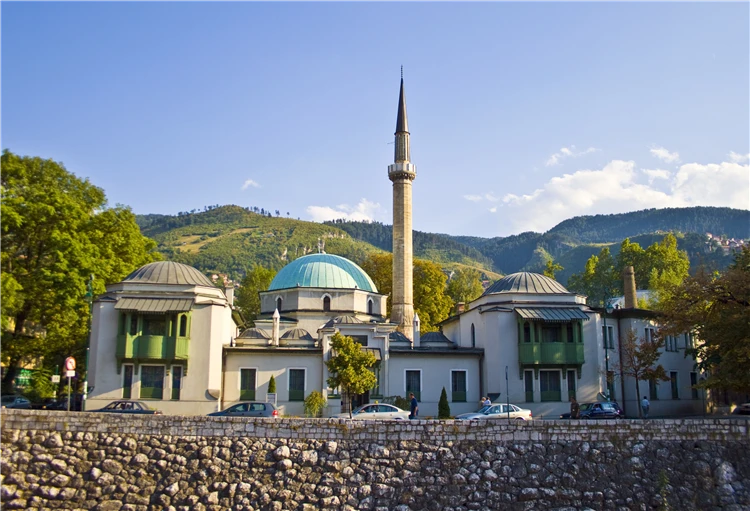 Mešita v Sarajevu za slunečného dne | Mystická Bosna – za tajemstvím pyramid