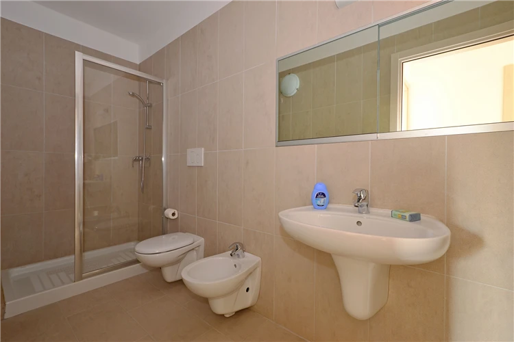 Koupelna se sprchou v apartmánu Residence Fiore | Lignano / Residence Fiore