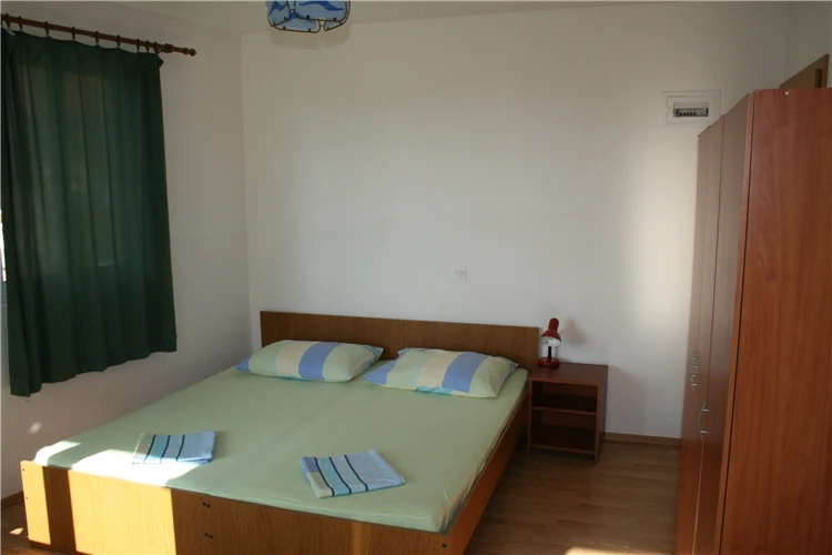 Ložnice s trojlůžkem v Apartmánovém domě Ljubomira, Tučepi | Tučepi / Apartmánový dům Ljubomira