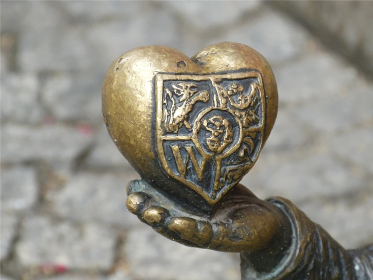 Bronzová soška trpaslíka držící srdce s erbem Wrocławi, Polsko | Podmanivá vánoční Vratislav