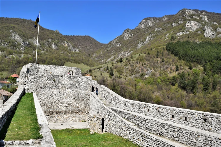 Pohled na město Travník s pevností | Mystická Bosna – za tajemstvím pyramid