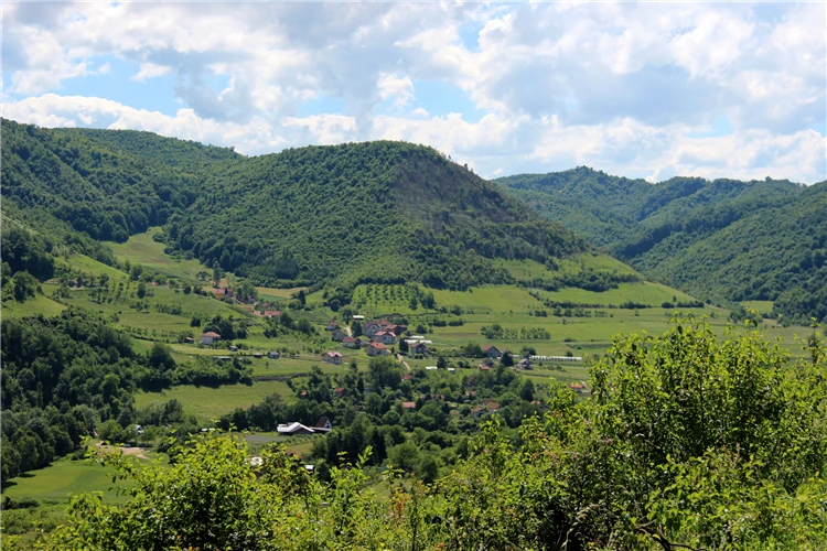 Turisté u bosenských pyramid ve Visoku | Mystická Bosna – za tajemstvím pyramid