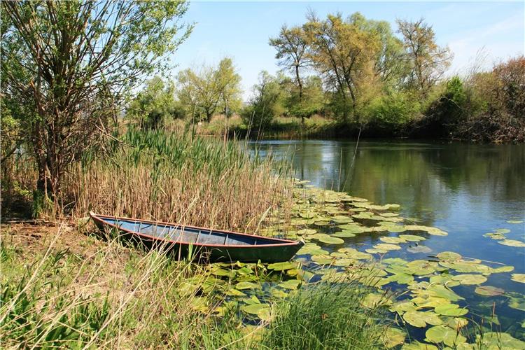 Loďka na klidném moři u chorvatského pobřeží | Skvosty Bosny a Hercegoviny a poloostrova Pelješac