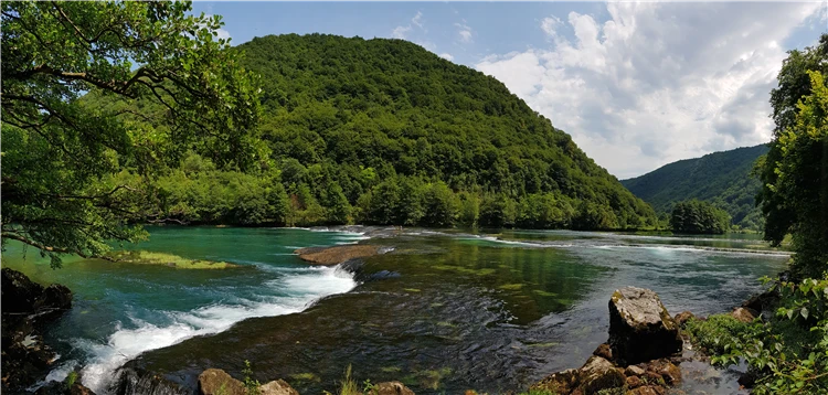 Zelená krajina Bosny s řekou a skalnatými stěnami | Skvosty Bosny a Hercegoviny a poloostrova Pelješac