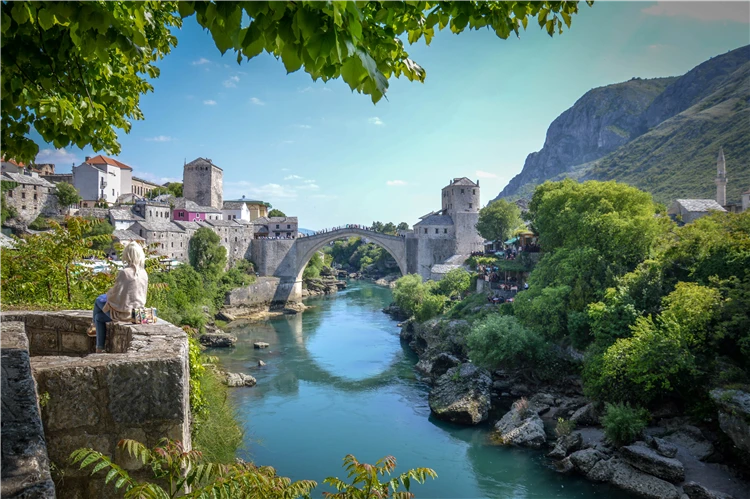 Pohled na historický Mostar s minaretem | Skvosty Bosny a Hercegoviny a poloostrova Pelješac