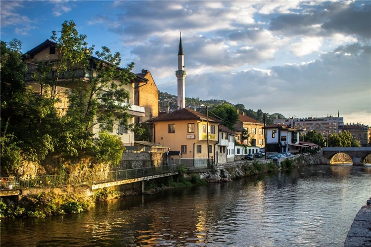 Panoramatický pohled na Sarajevo obklopené horami | Skvosty Bosny a Hercegoviny a poloostrova Pelješac