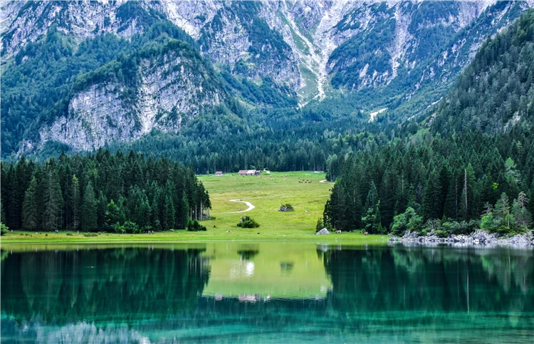 Jezero Fusine obklopené alpským lesem | Za pohodovou turistikou do Slovinska a Itálie