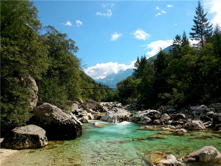 Řeka tekoucí horskou krajinou Slovinska | Za pohodovou turistikou do Slovinska a Itálie
