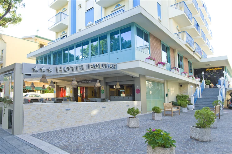 Pláž Lido di Jesolo poblíž hotelu Bolivar | Lido di Jesolo / Hotel Bolivar