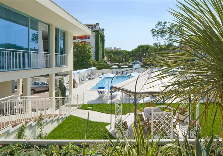 Hotel v Lido di Jesolo – pohled na budovu | Lido di Jesolo / Hotel Bolivar