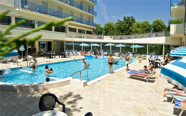 Hotelová pláž s lehátky v Lido di Jesolo | Lido di Jesolo / Hotel Miami