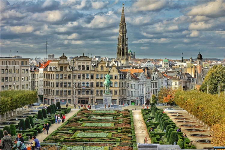 Náměstí Grand Place v Bruselu ozářené světly | Za vůní pralinek a chutí piva do Belgie