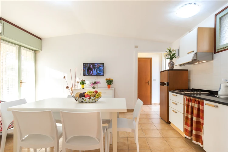 Pokoj ve vile Sayonara v Lignanu s lůžky a světlým interiérem | Lignano / Villa Sayonara
