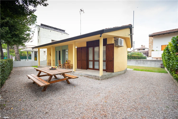 Terasa vily Sayonara v Lignanu s posezením a výhledem do zahrady | Lignano / Villa Sayonara